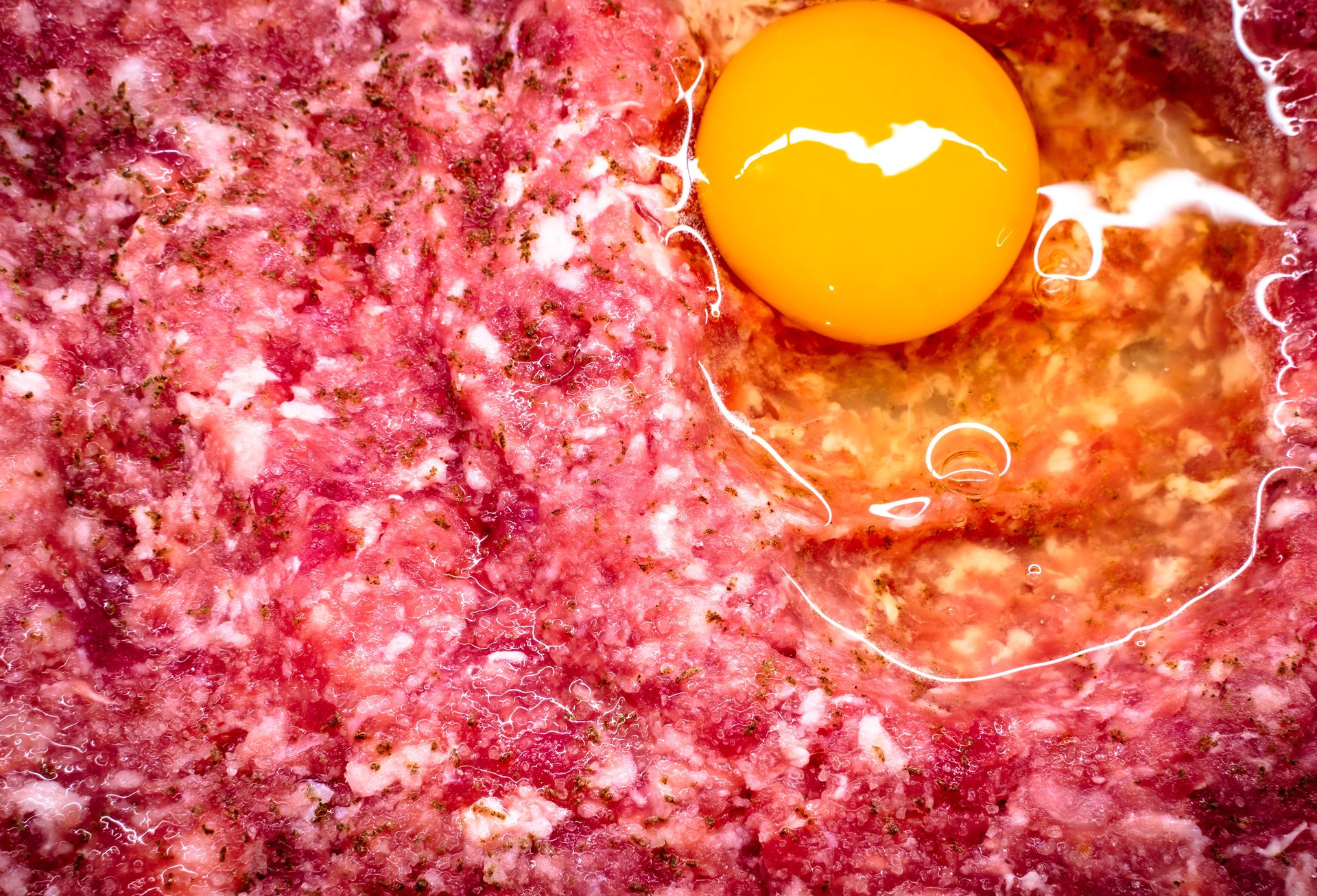 Tak przechowuj i przyrządzaj mięso mielone. Inaczej możesz się zatruć