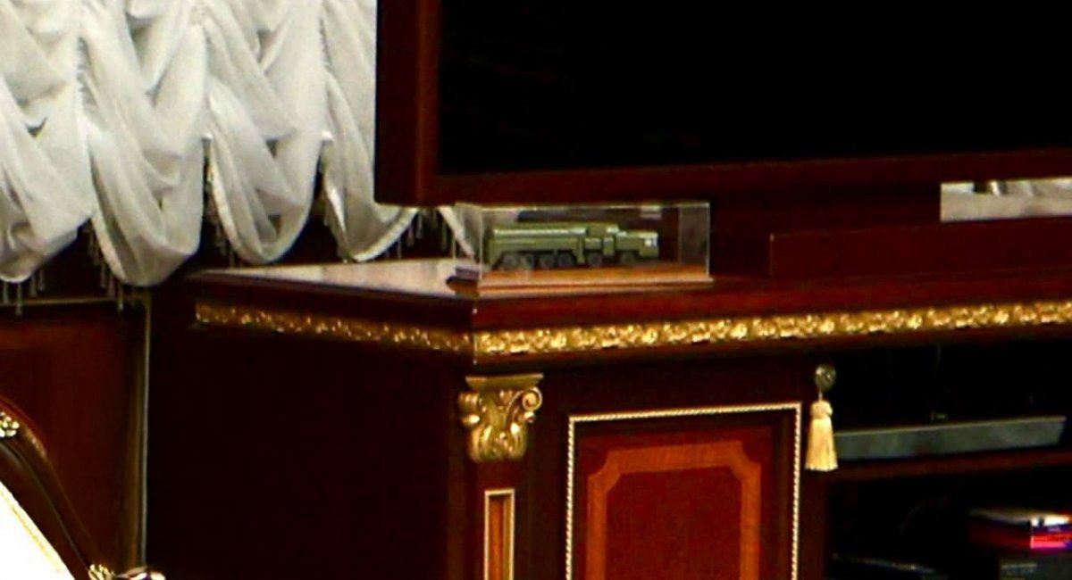 Pokazał Oriesznika? Tajemniczy model na biurku Łukaszenki