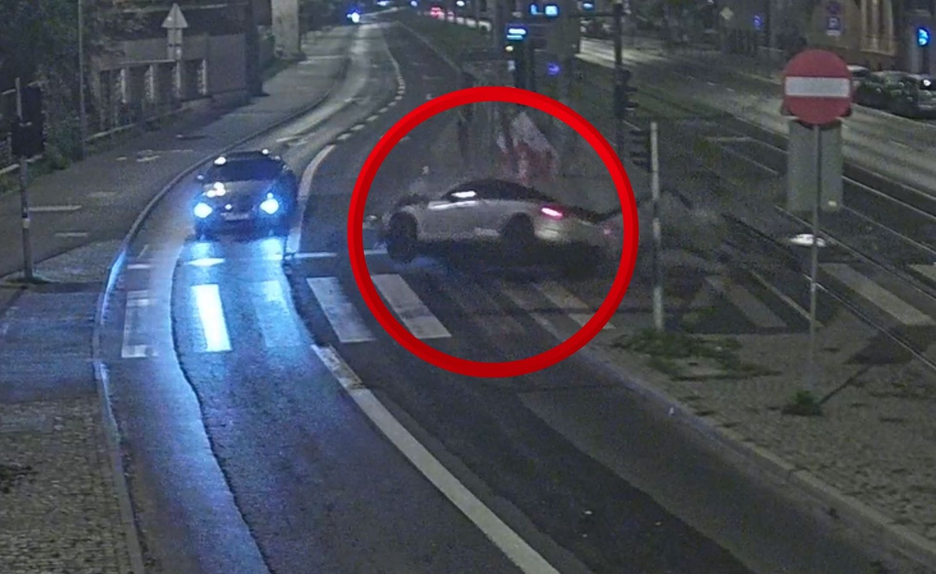 Uderzyła w przystanek i uciekła. Szybka akcja policji