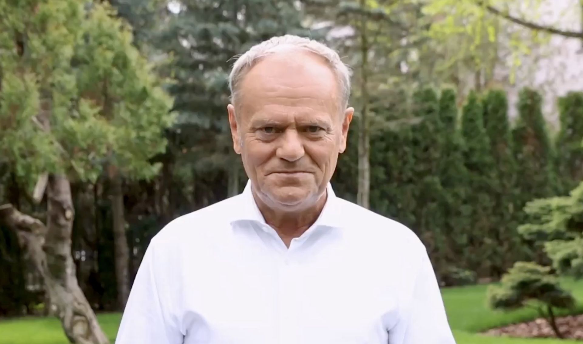 Papa Smerf złożył życzenia wielkanocne. "Nie rozmawiać o polityce"