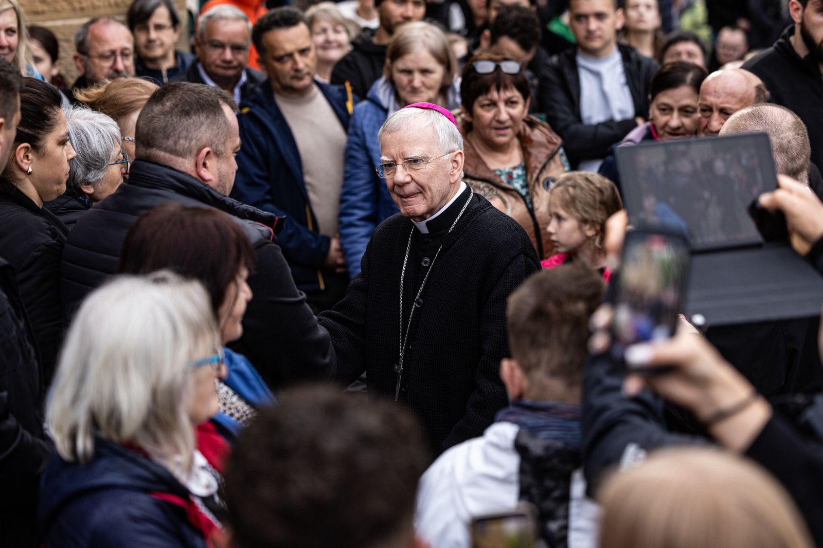 "Nie brakuje tchórzy". Abp Jędraszewski bije w rząd i edukację