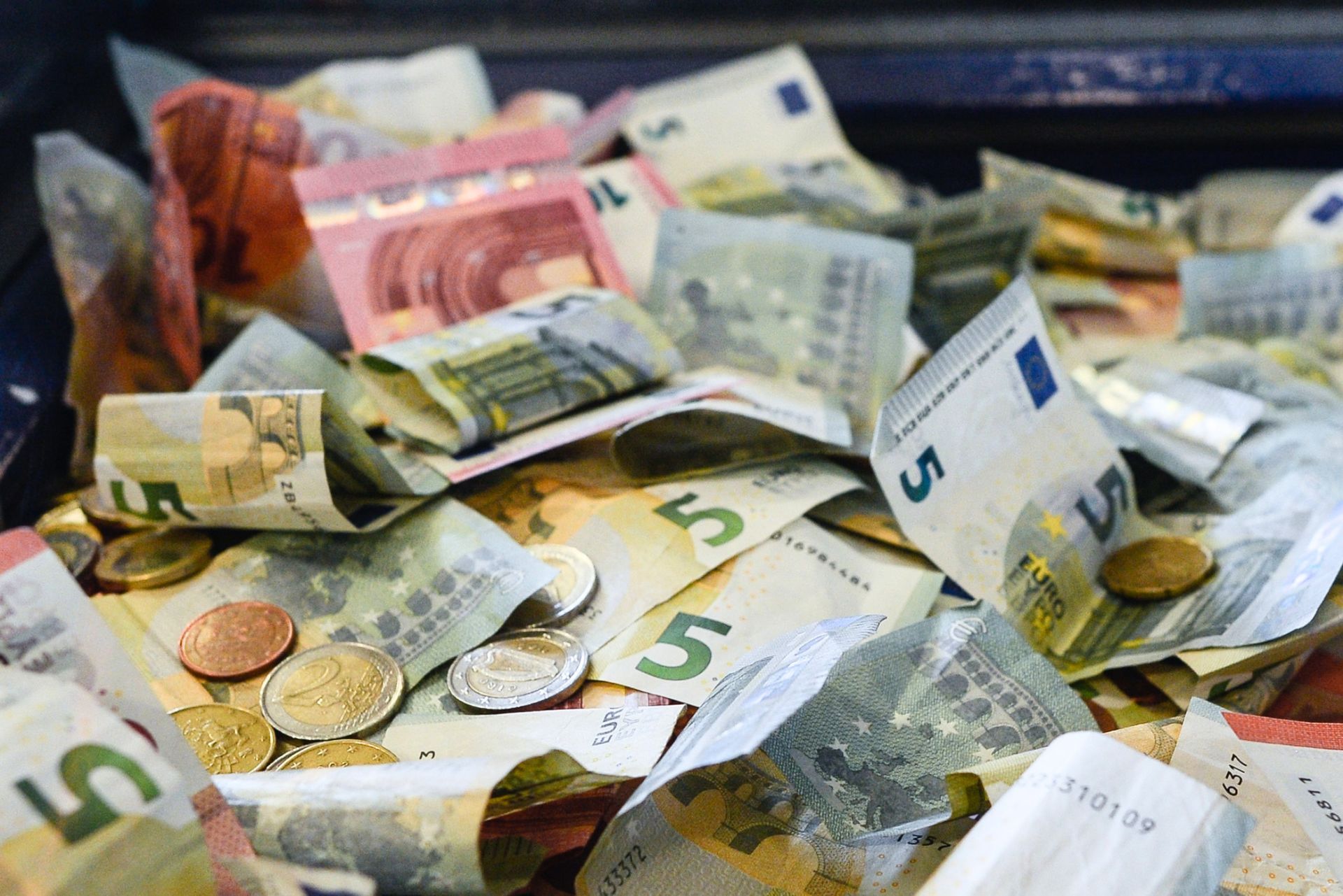 Miliony euro ukryte w ścianach i pod podłogą. Wynosili je wiadrami