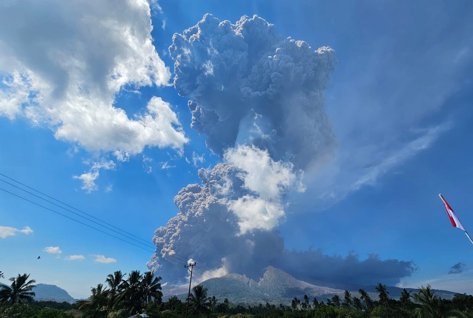 Erupcja wulkanu na Flores. Ewakuacja i odwołane loty na Bali