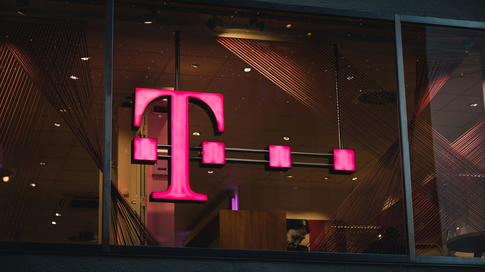 Darmowa telewizja od T-Mobile: 75 kanałów bez umowy? Warto sprawdzić warunki