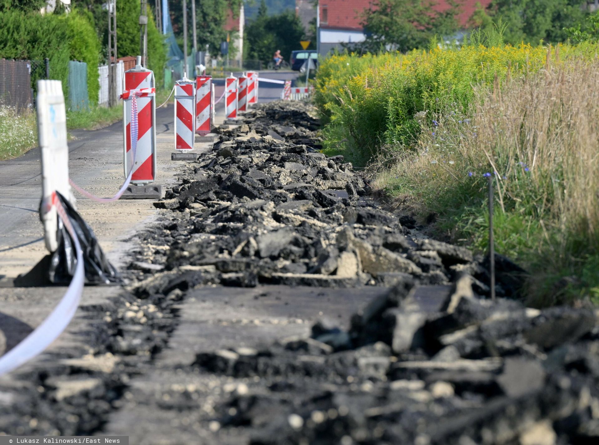 Zaorał asfalt. Rolnik: nie żałuję