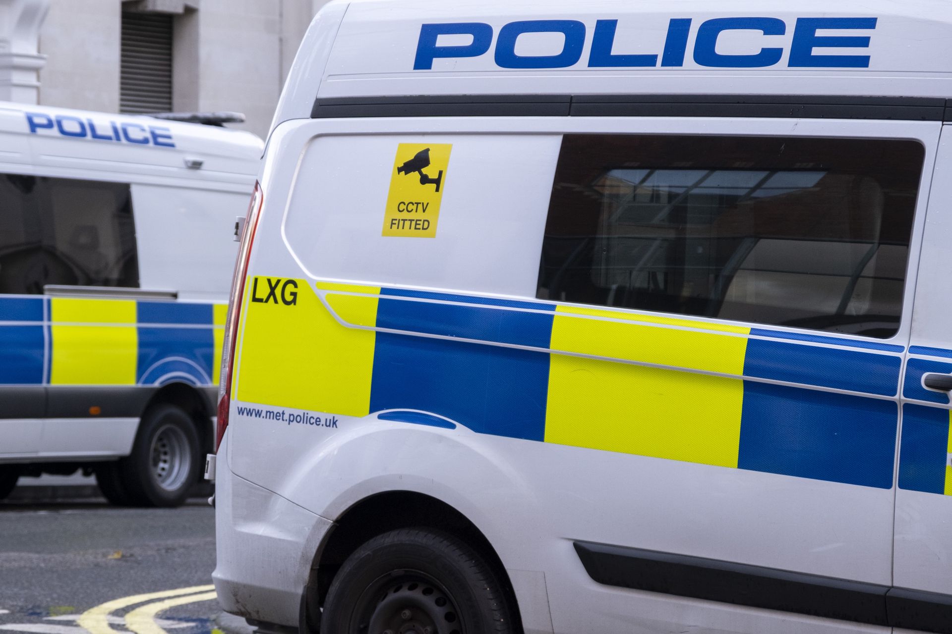 Służby na lotnisku w Londynie. Ludzie są opatrywani