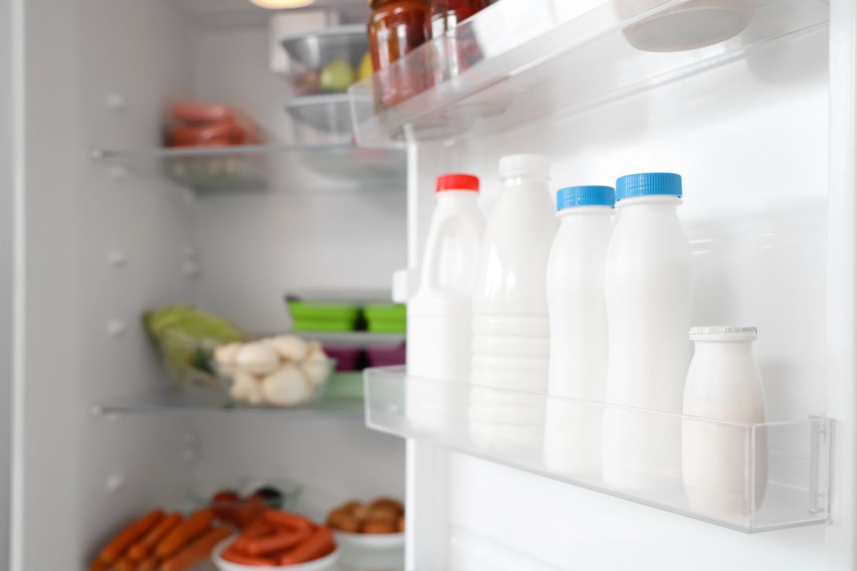 To częsty widok w polskich lodówkach. Niewielu ma świadomość błędu