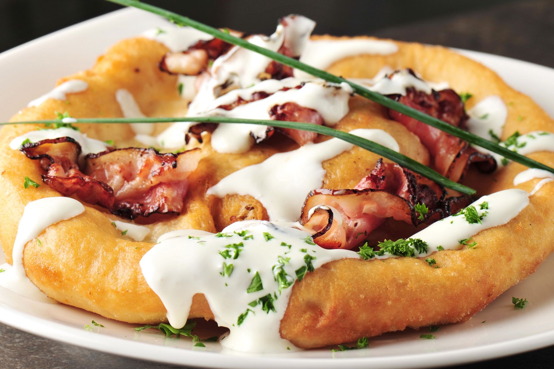 Nie musisz jechać do Budapesztu, by ich spróbować. Tak zrobisz langosze w domu