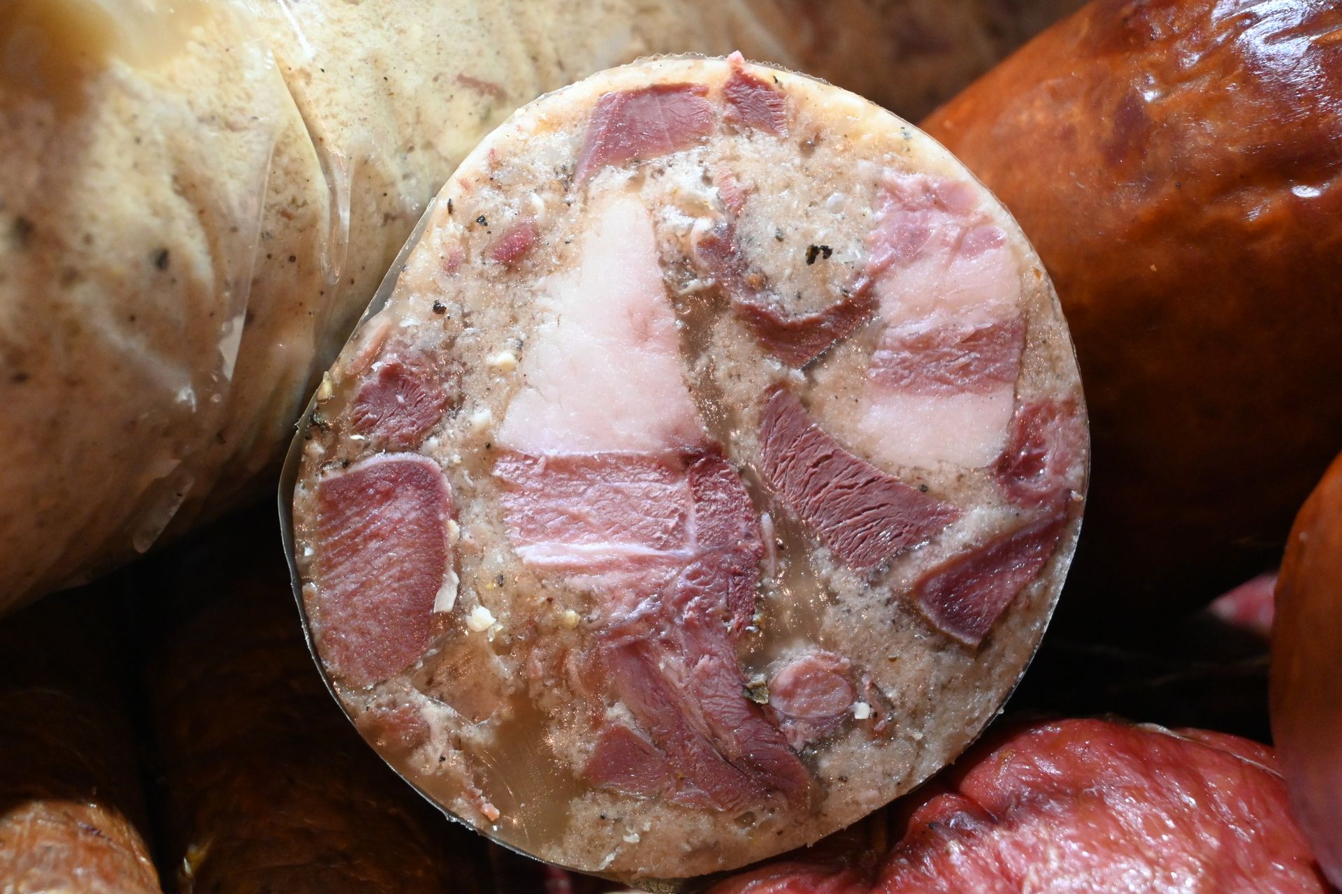 Dziadek zajadał na kanapkach. Wędlinę robił z najczystszego mięsa