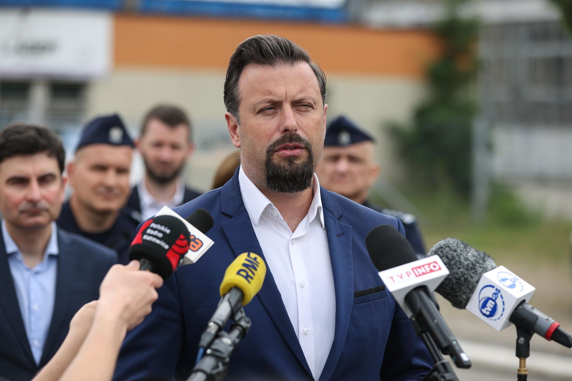 "Zostaliśmy sami". Samorządowiec o chaosie po internetowych fejkach