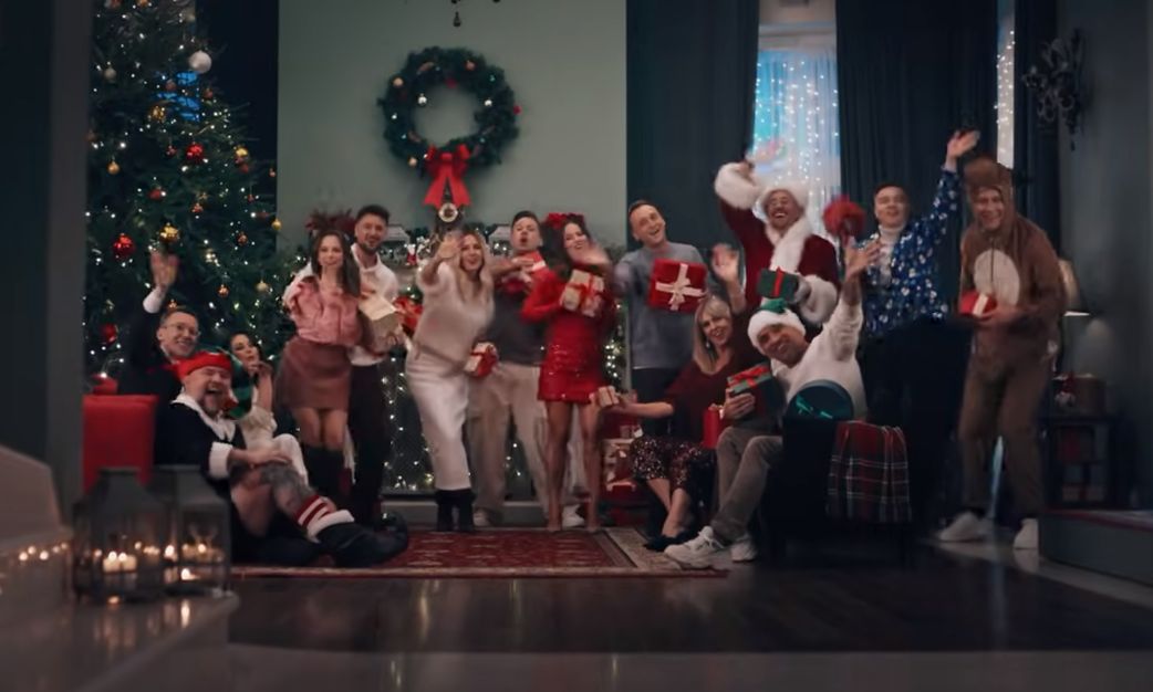 "Święta marzeń" w piosence Polsatu na Boże Narodzenie. Ibisz świętym Mikołajem