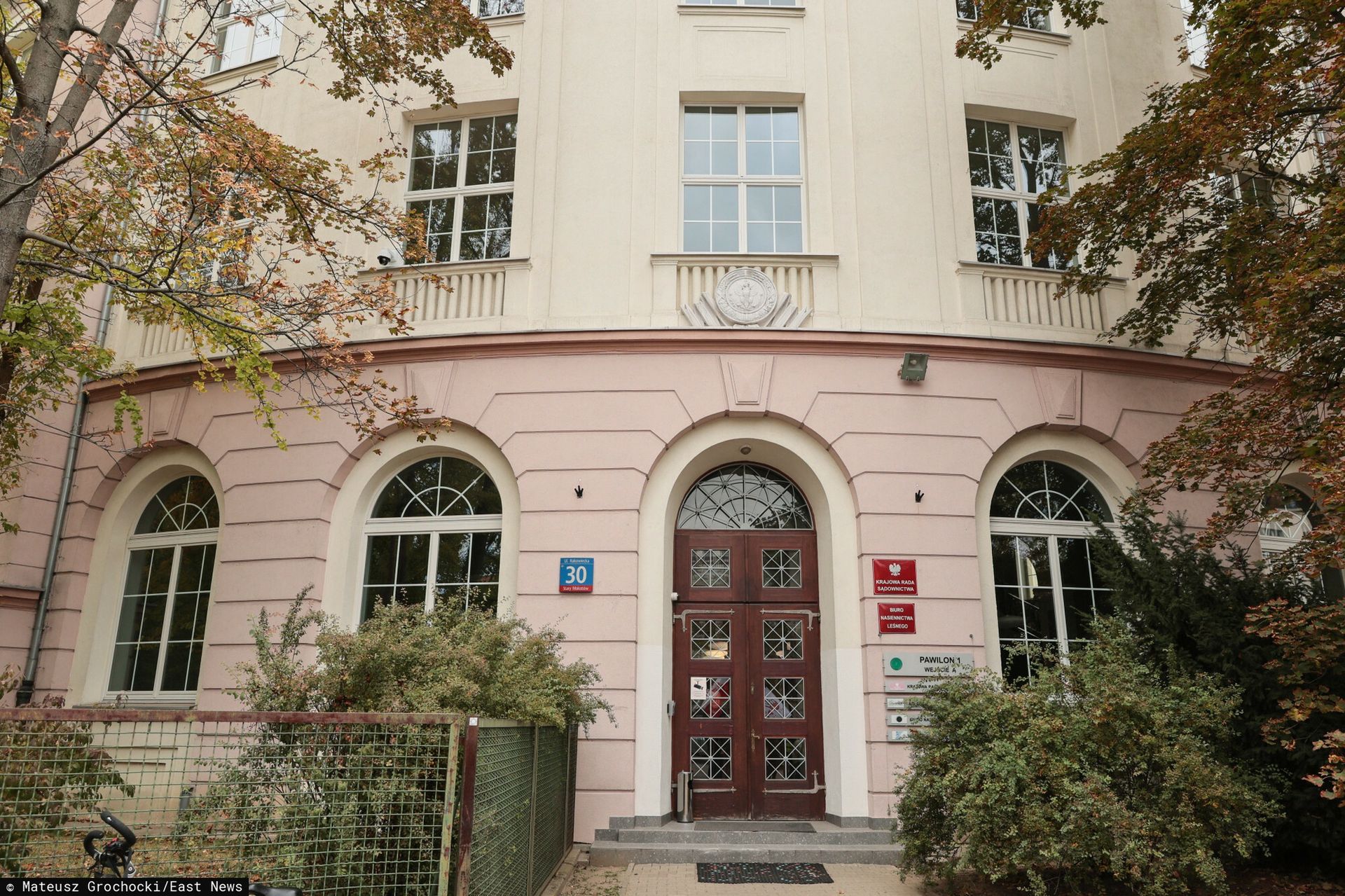 żabole w siedzibie KRS. Szefowa pokazuje nagrania