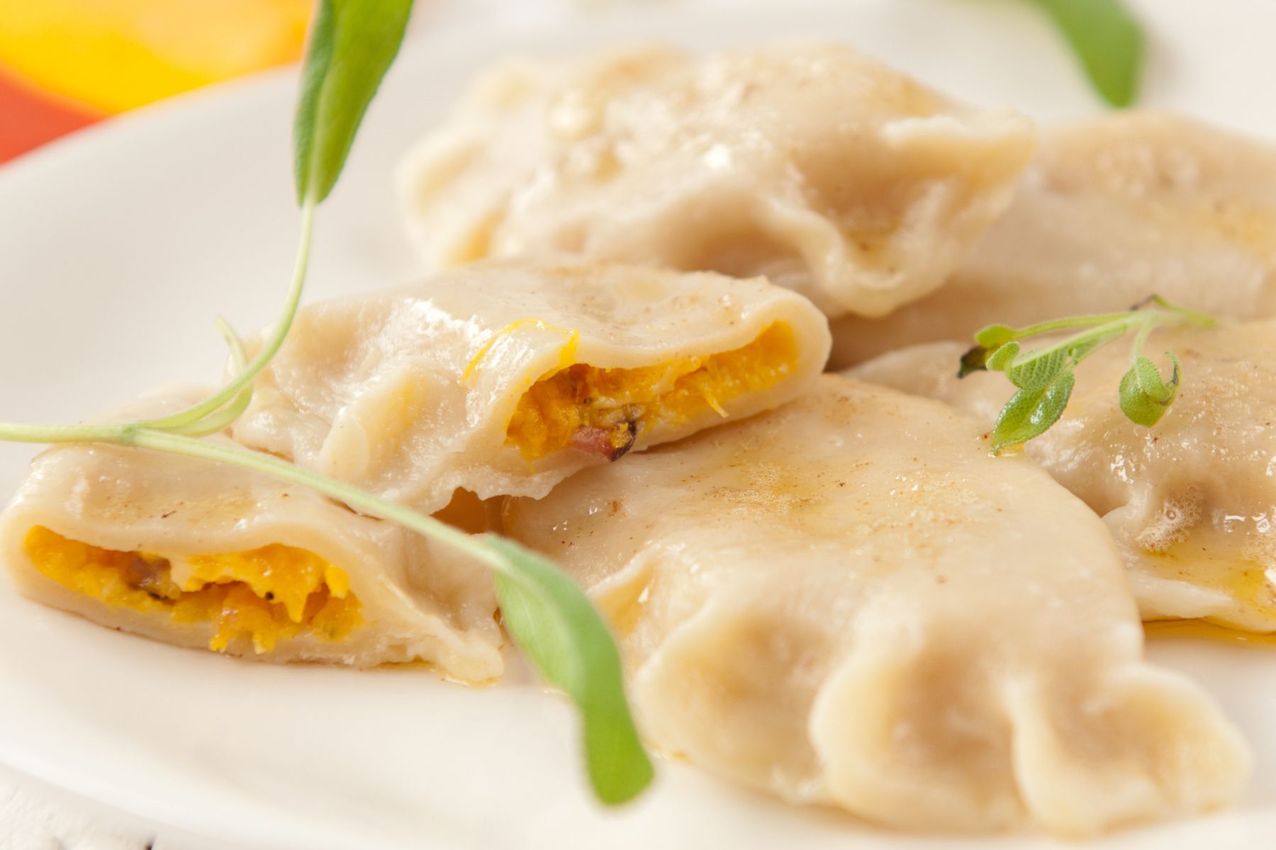 Delikatne ciasto i farsz z sezonowego warzywa. Takie pierogi jesienią zachwycą każdego