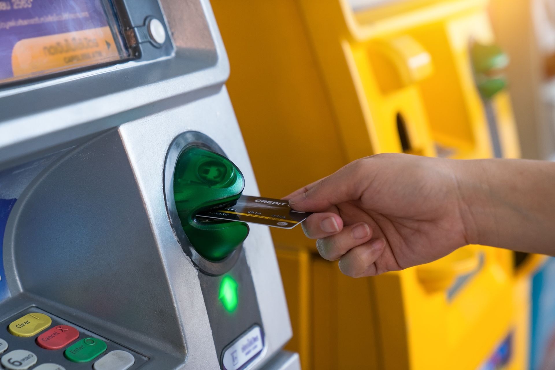 Widzisz to przy bankomacie? Najpewniej jesteś ofiarą oszustwa