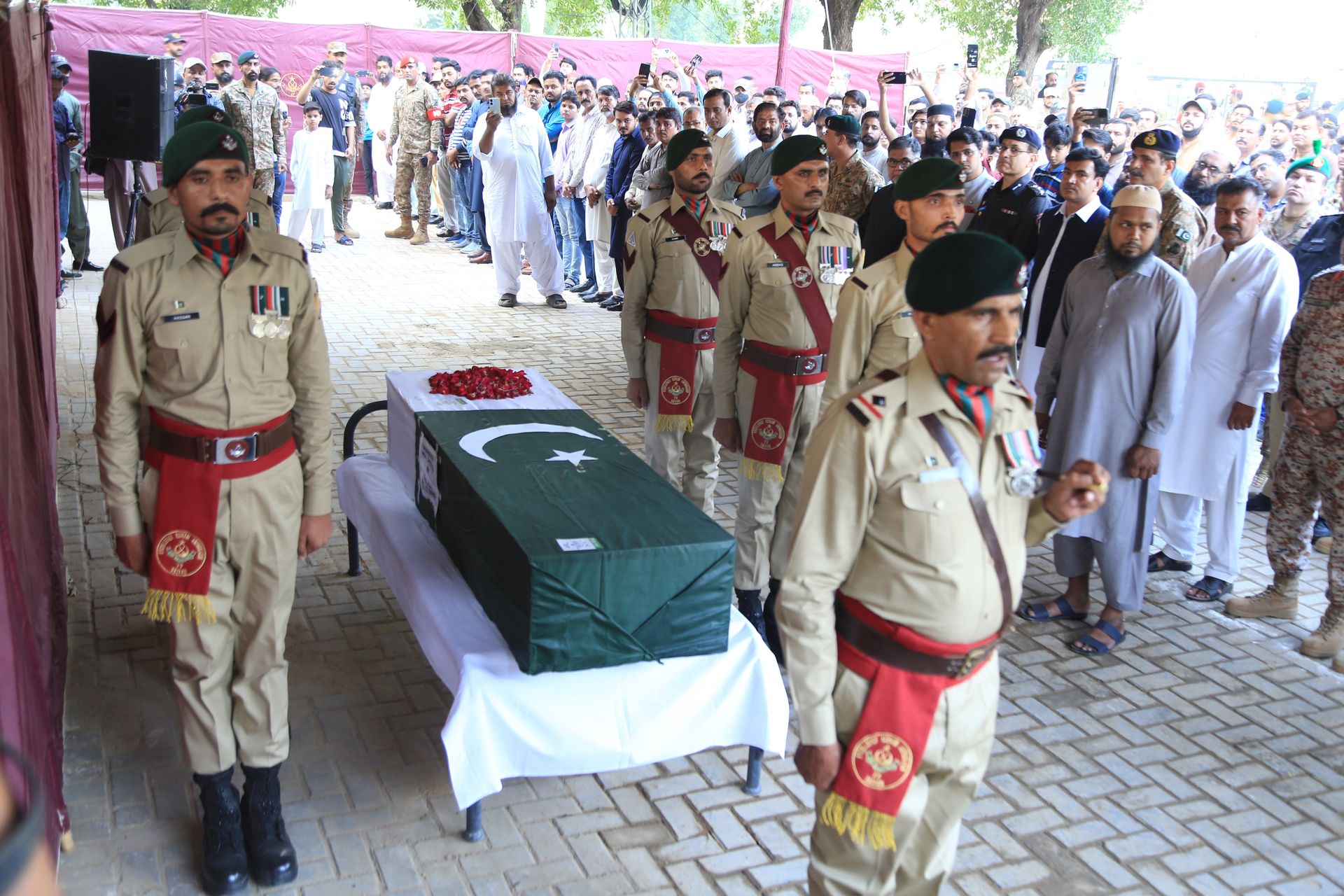 Krwawe starcia na granicy. Pakistan grozi wojną z Afganistanem