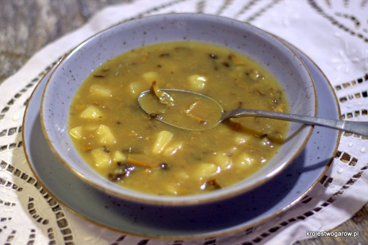 Zapomnij o kiełbasie i boczku. Ten postny żur z grzybami to prawdziwy król wielkopostnego stołu