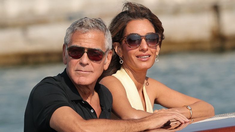 RZADKI WIDOK: George Clooney z żoną i DWÓJKĄ DZIECI na motorówce we Włoszech. Rodzice trzymają bliźnięta z dala od Hollywood