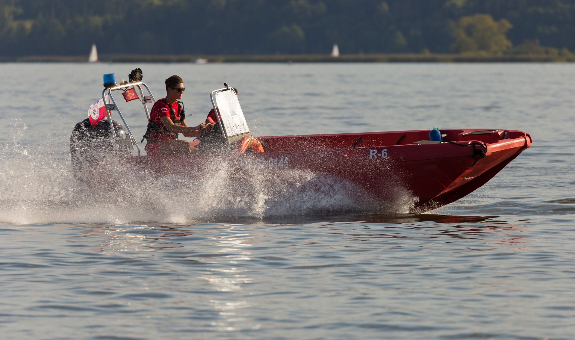 Silny wiatr na Mazurach. Żeglarze w tarapatach
