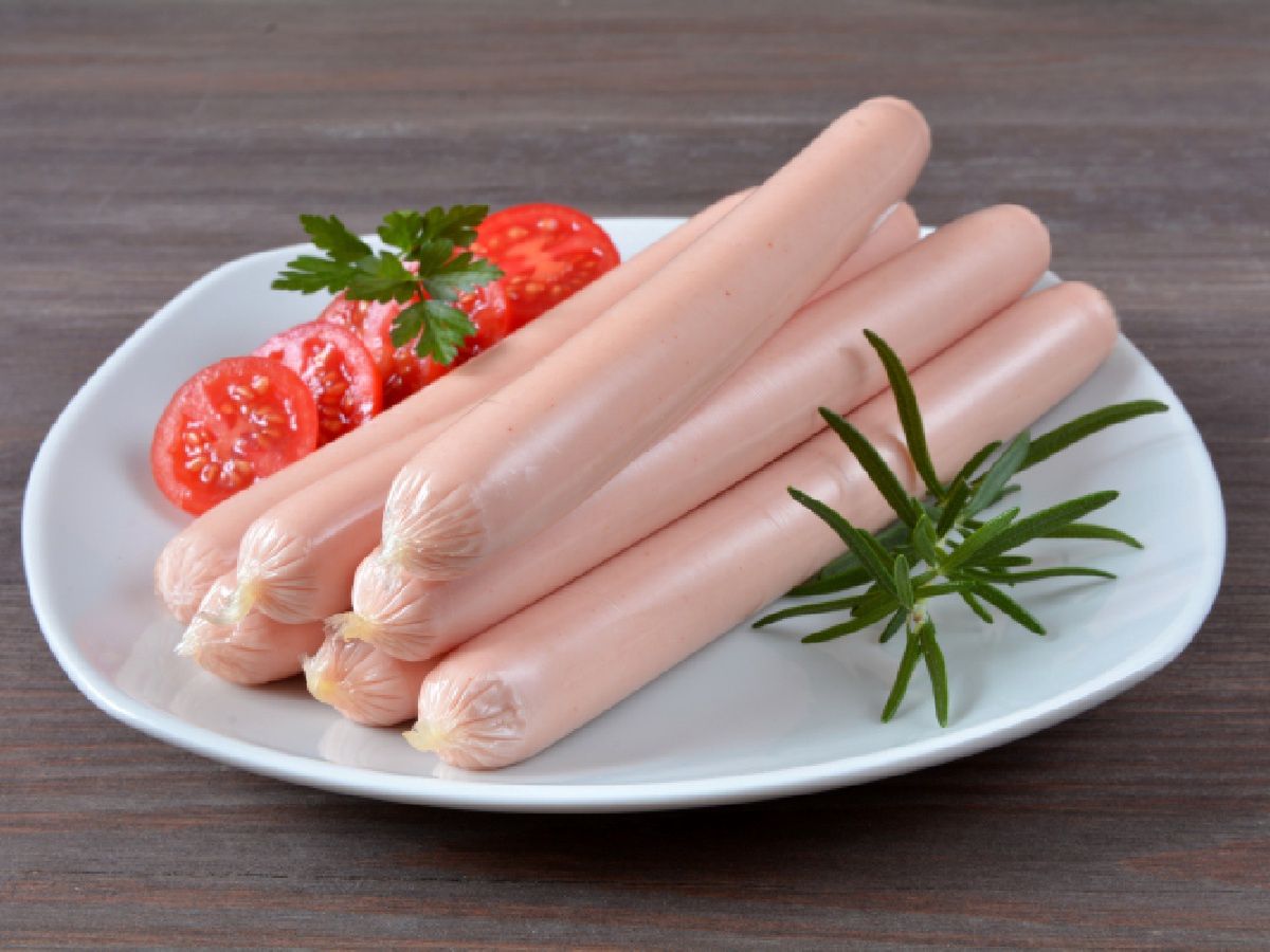 Gdzie wyrzucać folię po parówkach? Wiele osób popełnia błąd