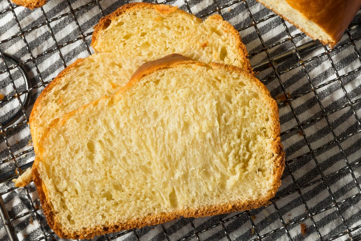 Dosypuję do ciasta drożdżowego. Wychodzi puszyste i mięciutkie za każdym razem