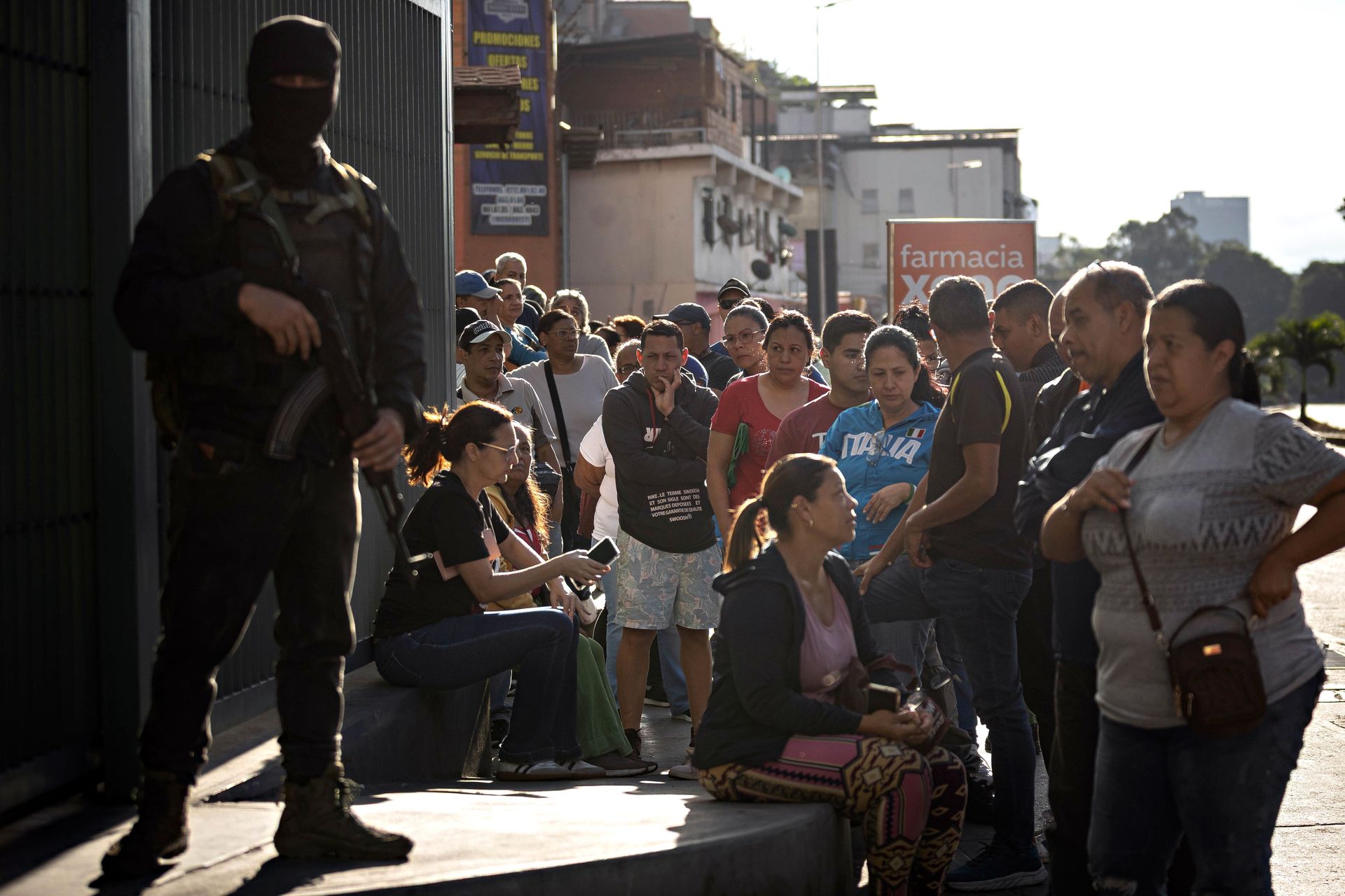 Caracas po uprowadzeniu Maduro. Kolejki do sklepów i uzbrojone patrole