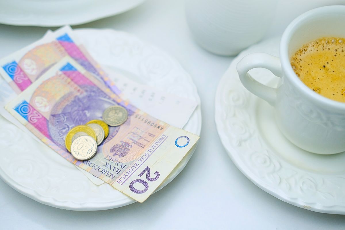 Polacy coraz częściej zostawiają w restauracji. Jak nie obrazić kelnera?