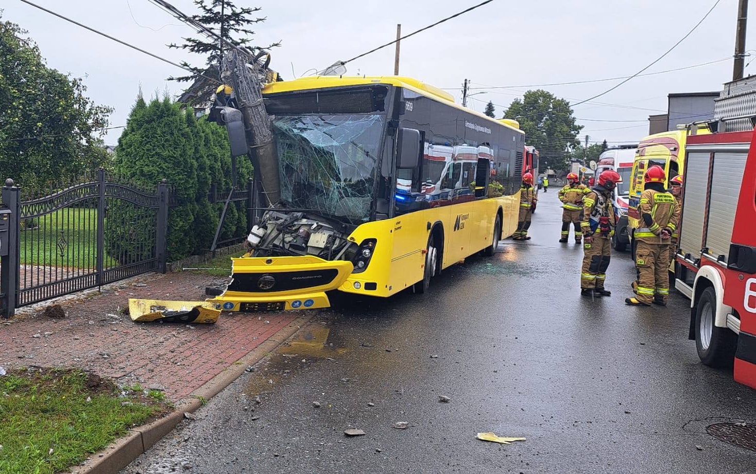 Koszmarny wypadek w Tarnowskich Górach. Autobus wbił się w słup