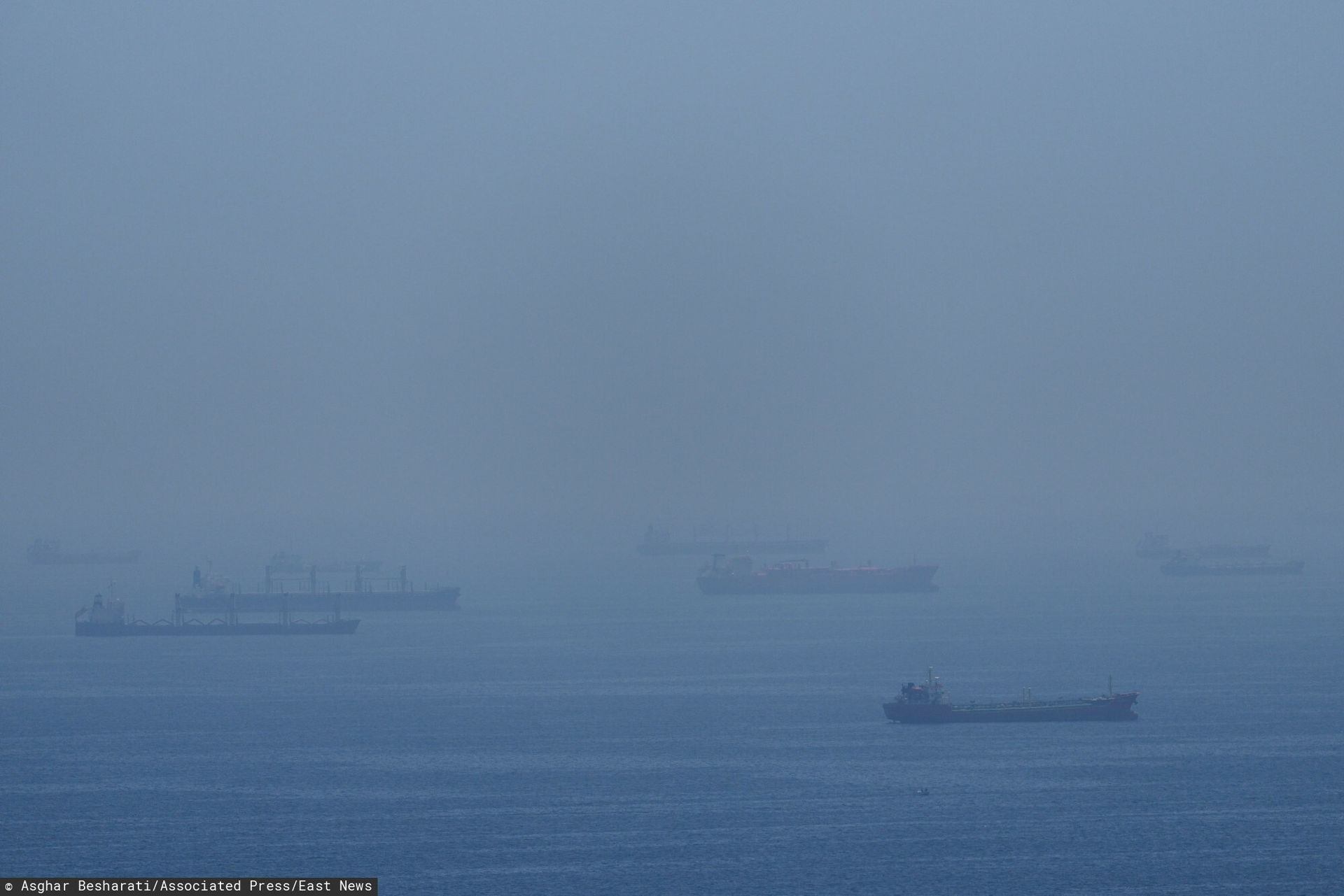 Kolejny atak na statek handlowy płynący przez Ormuz. "Nieznany pocisk"
