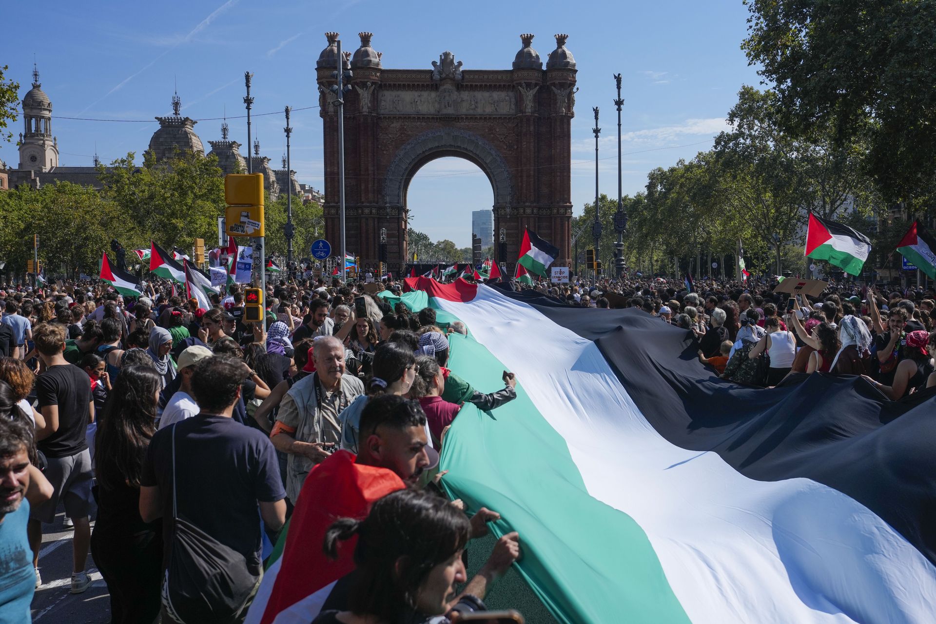 Masowa demonstracja w Barcelonie. Protest przeciwko działaniom Izraela w Gazie