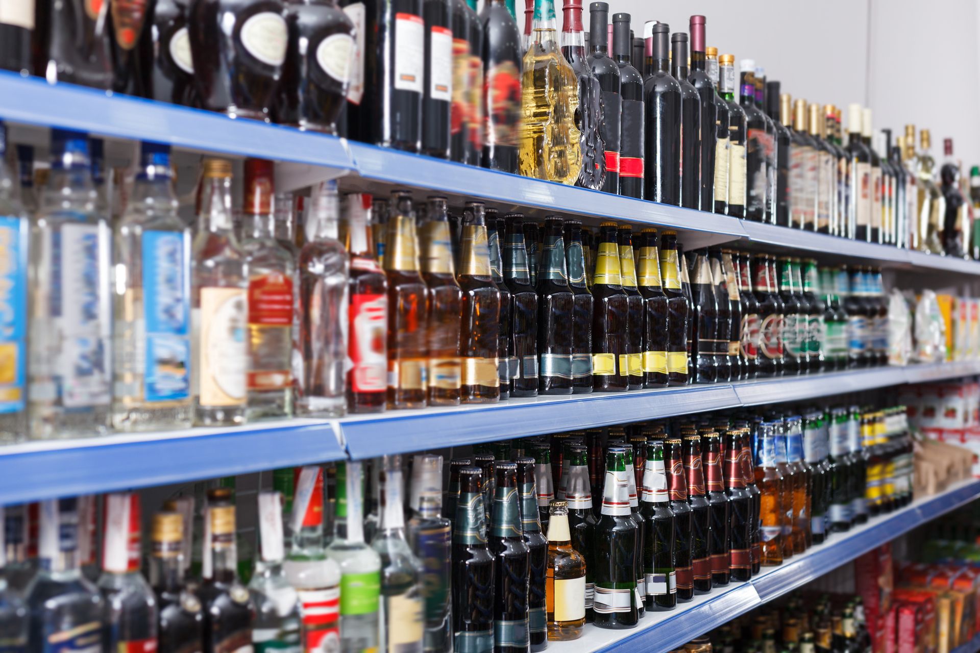 Słynny producent alkoholu będzie ciął koszty. Jest zadłużony po uszy
