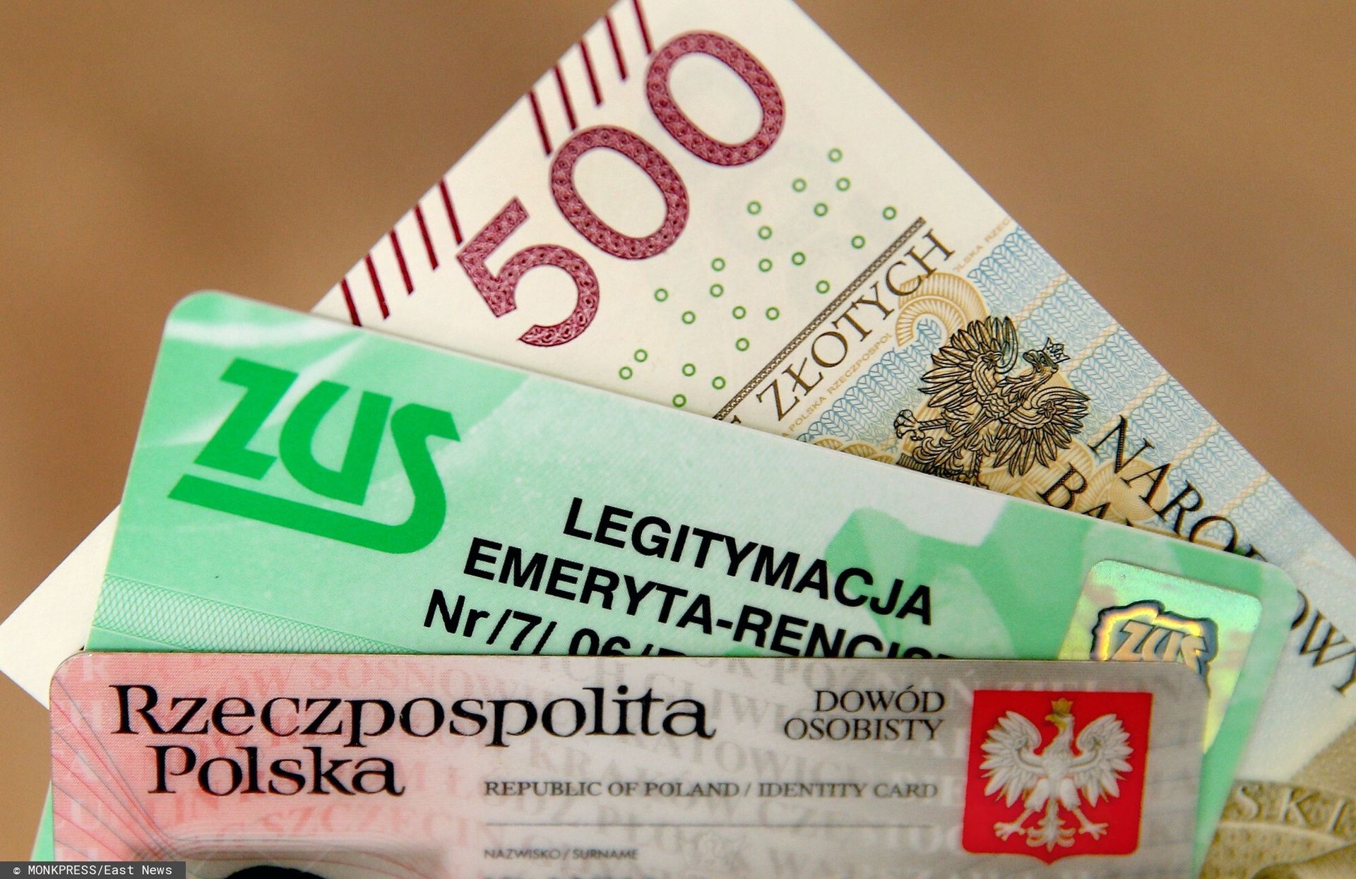 Nie każdy senior o tym wie. Oto co daje legitymacja emeryta