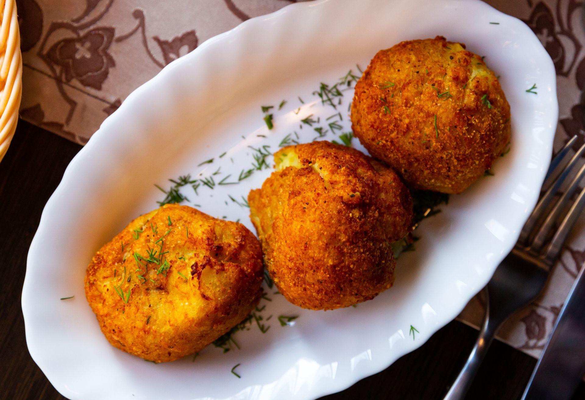 Tradycyjne pyzy podaję w inny sposób. Są chrupiące i idealne do sosów