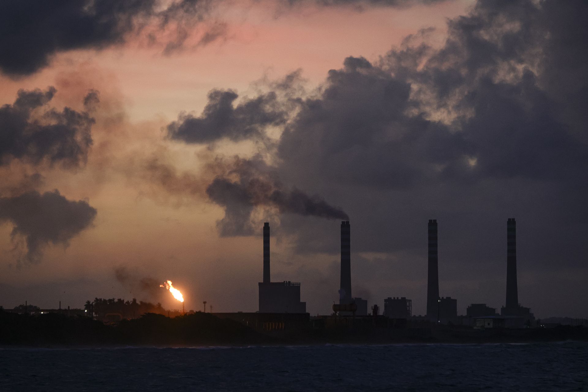 Plan Trumpa na ropę z Wenezueli. "Fatalny w skutkach"