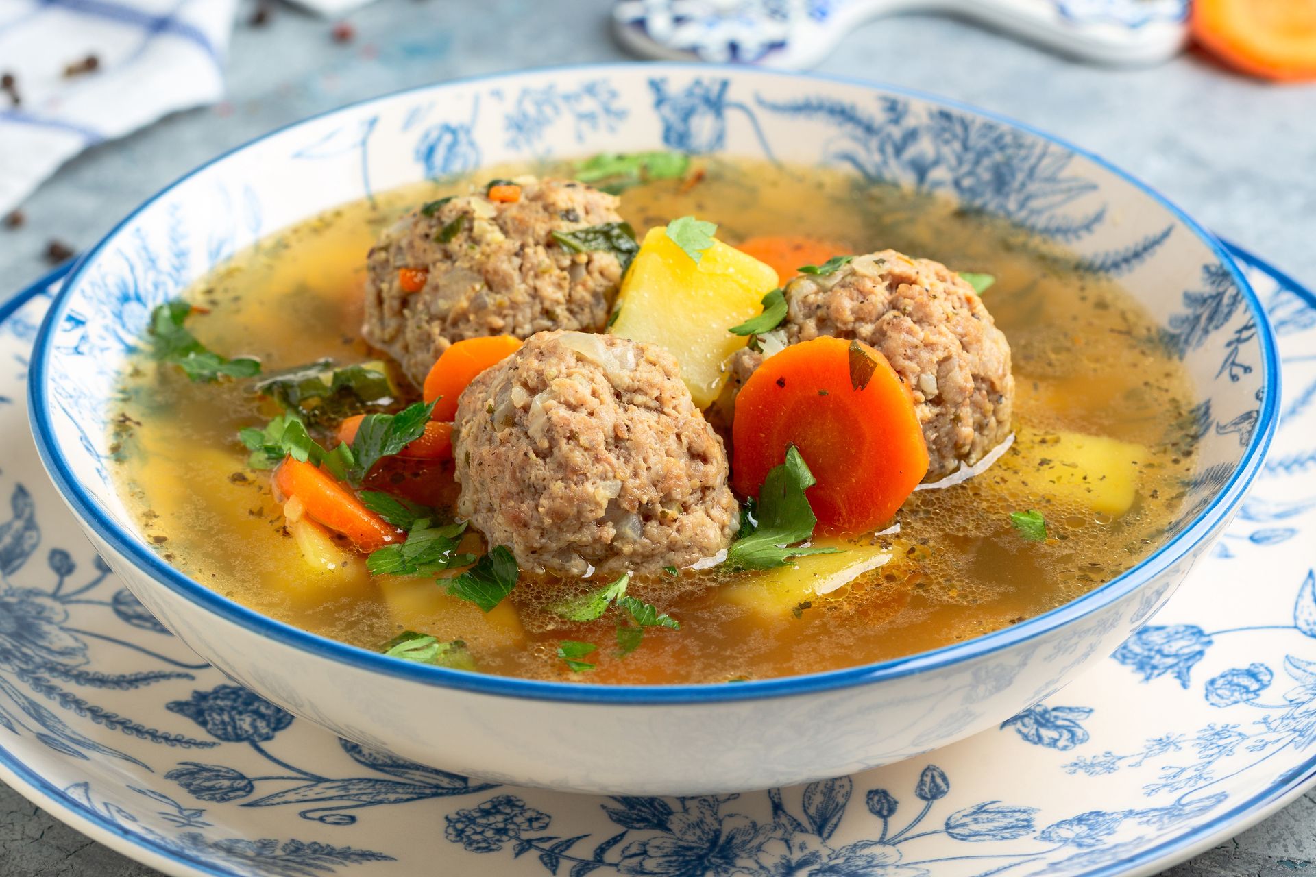 Babcia na obiad gotowała kuleczkową zupę. choćby niejadki zajadały ze smakiem