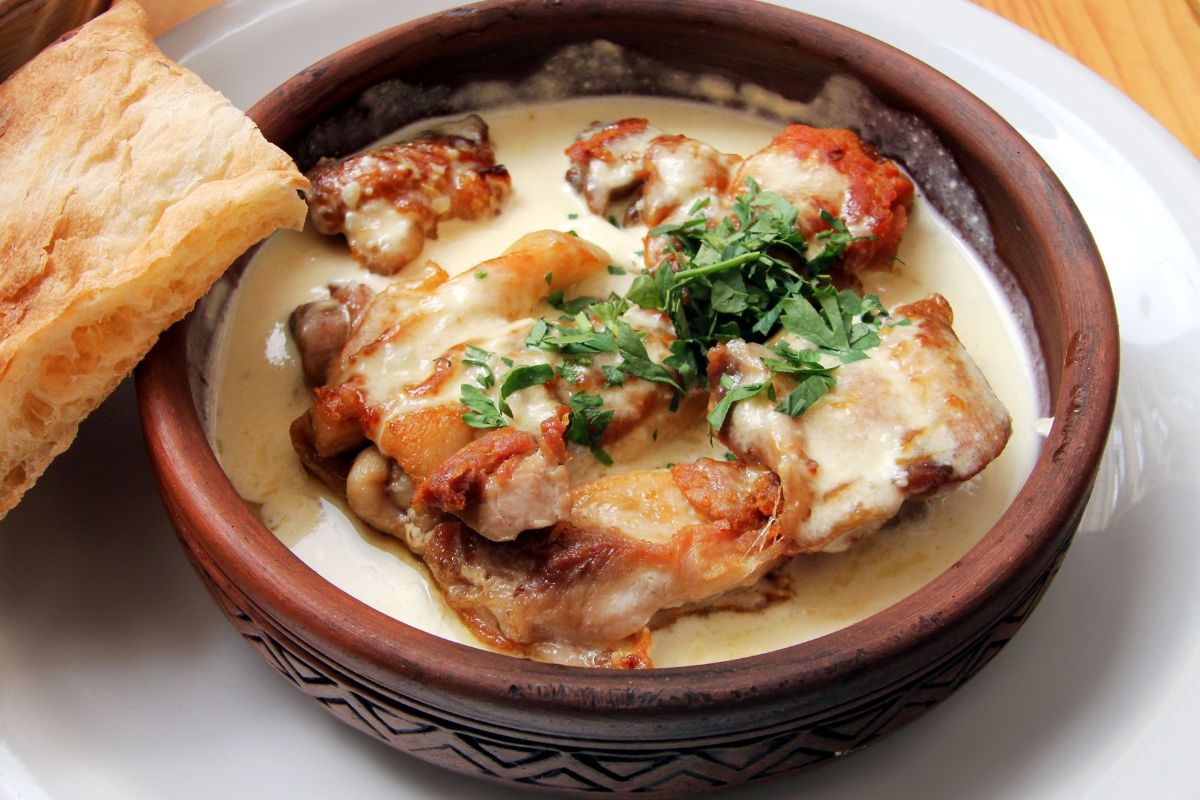 Na obiad robię kurczaka po gruzińsku. Sos tak pyszny, iż talerz czyszczę chlebem