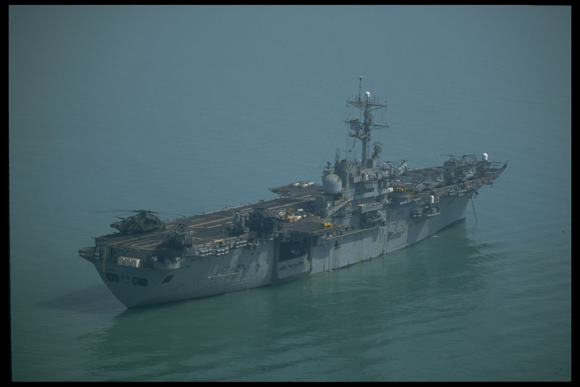 USS Tripoli u wybrzeży Singapuru. Marines płyną na Bliski Wschód