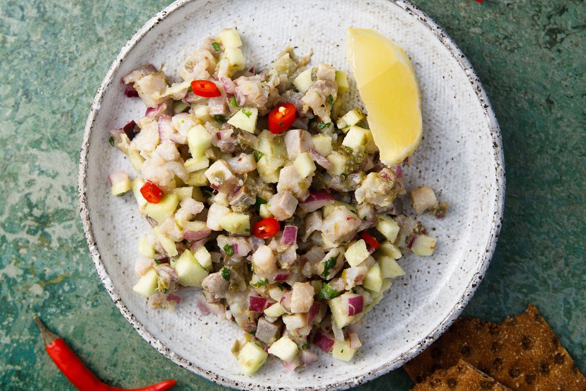 Tradycyjny śledzik w świątecznej oprawie. Wygląda jak z designerskiej książki kucharskiej