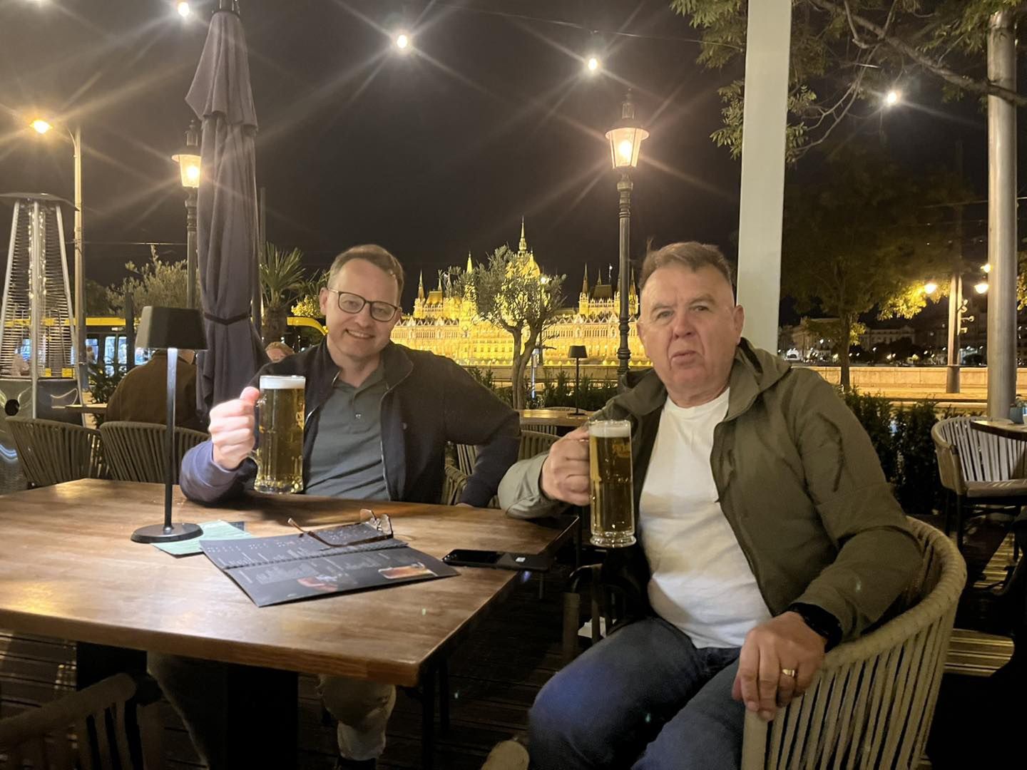 Burmistrz z Polski z posłem Romanowskim na piwie w Budapeszcie. "Mam delegację"