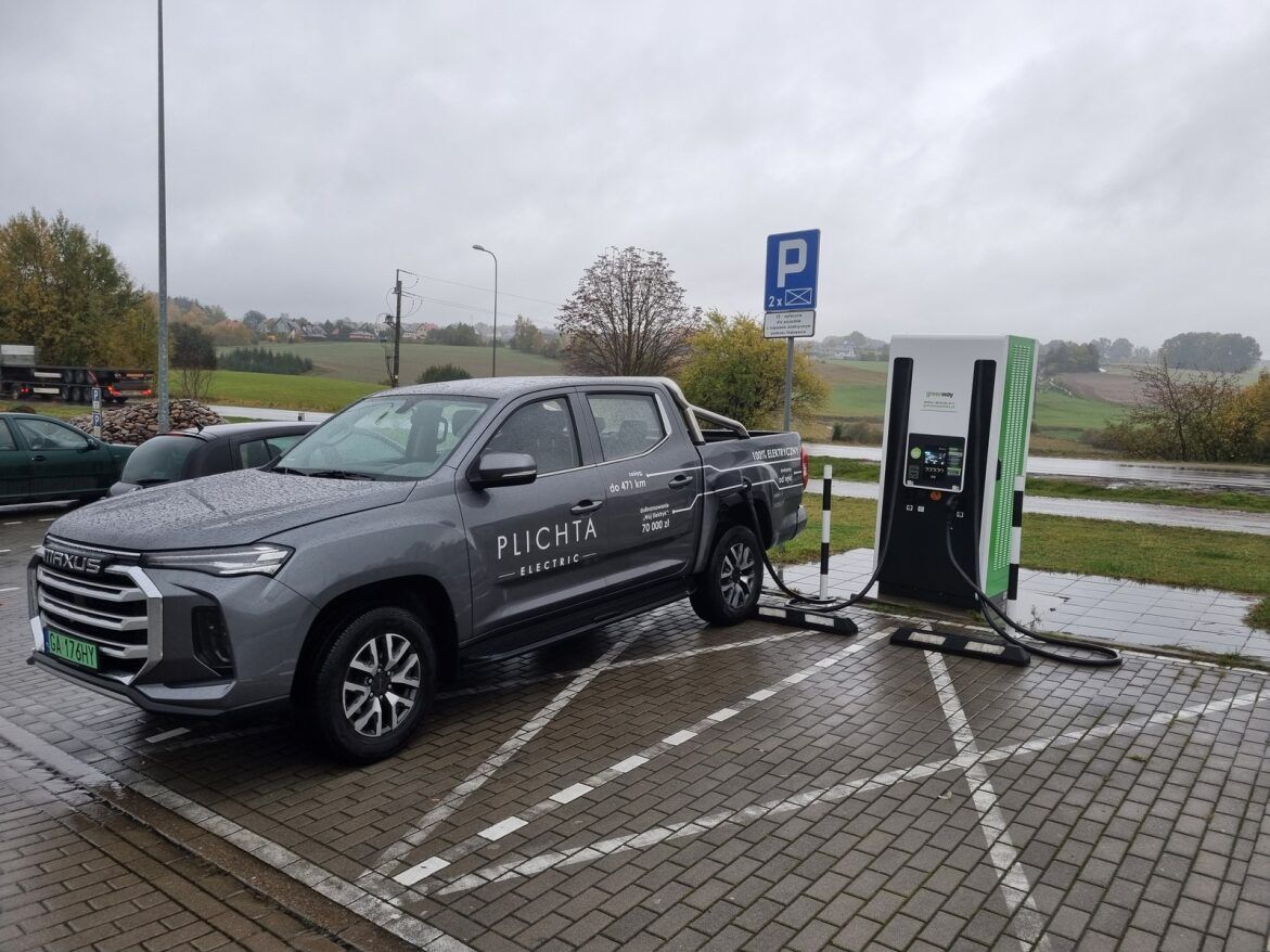 Ładowanie auta elektrycznego w burzy: co jest bezpieczne, a czego unikać