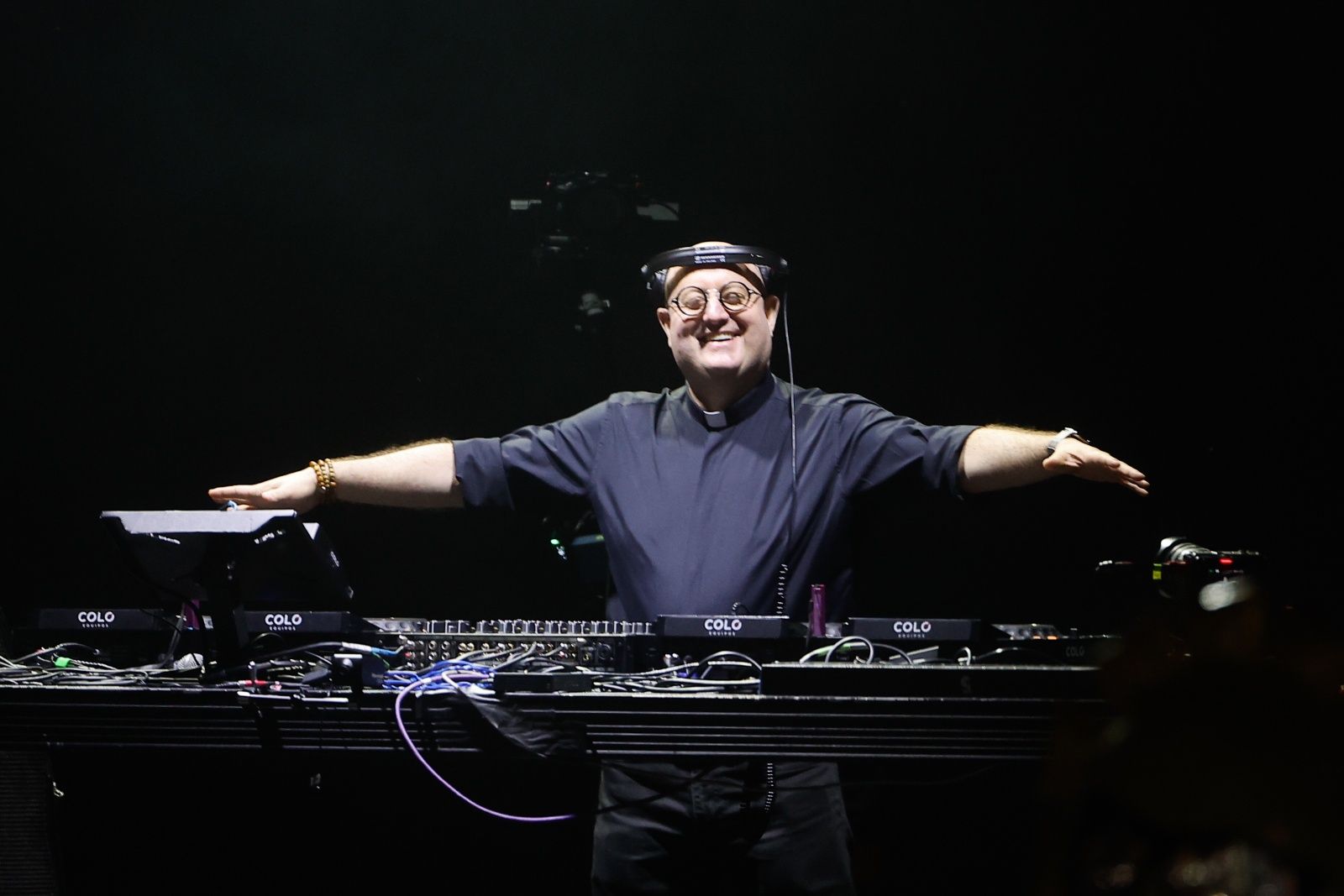 W nietypowy sposób uczcili pamięć papieża. Ksiądz jako DJ