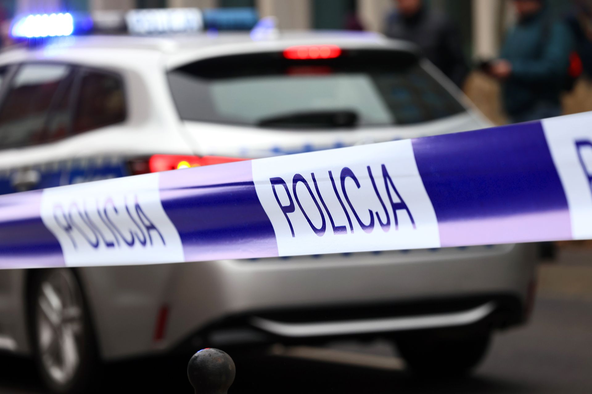 Ciało przed blokiem, napastnik z maczetą. Dramatyczna interwencja policji