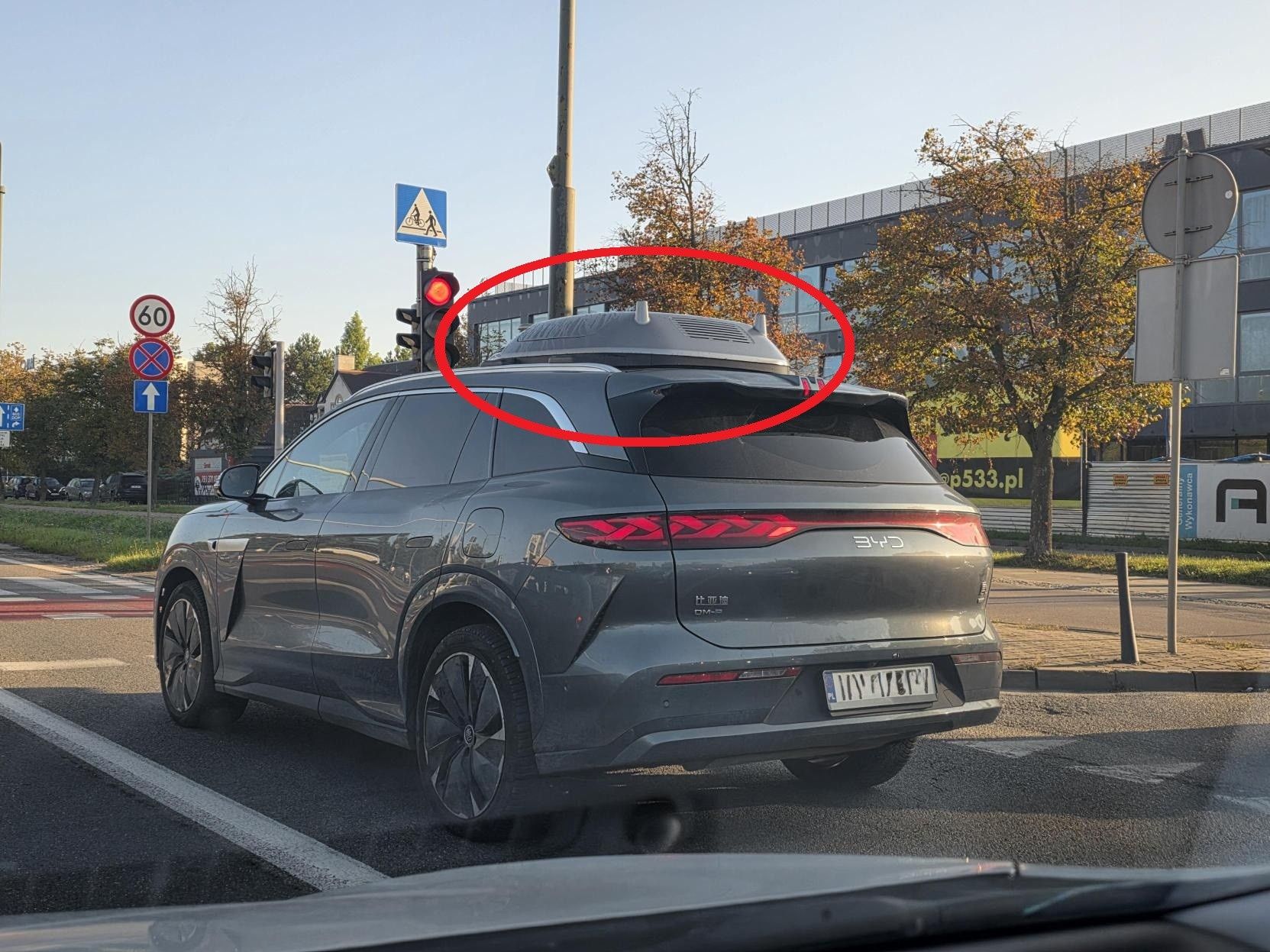 Zauważył SUV-a z dziwnym boxem. To nie bagażnik dachowy
