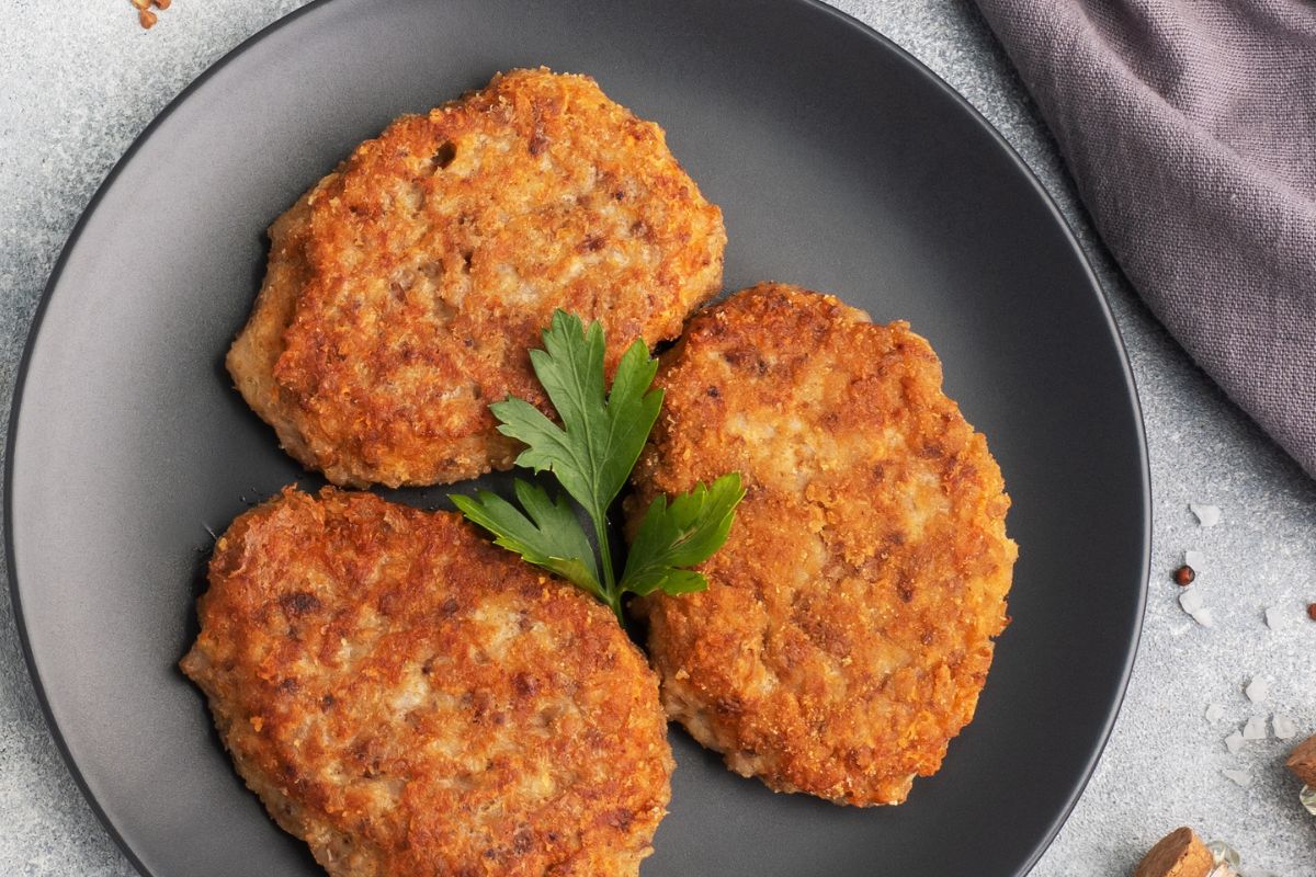 Biorę ryż i jajka. Chwilę później mam górę pysznych kotletów, które zastępują mi mielone