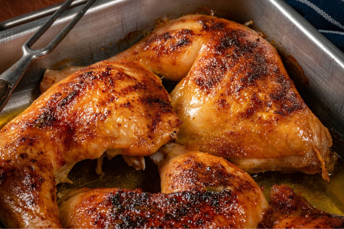 Gdy zostają mi udka z rosołu, nacieram je przyprawami i zapiekam. Po prostu palce lizać