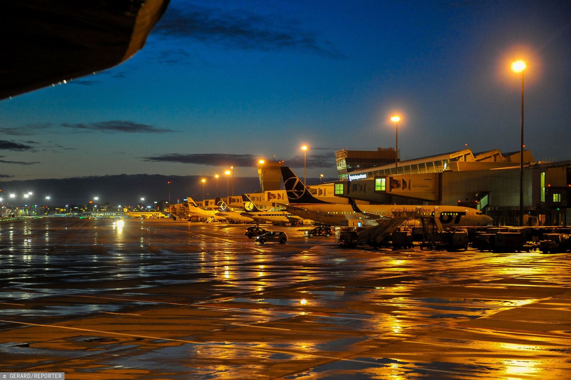 Awaryjne lądowanie na Okęciu. Zadymienie na pokładzie
