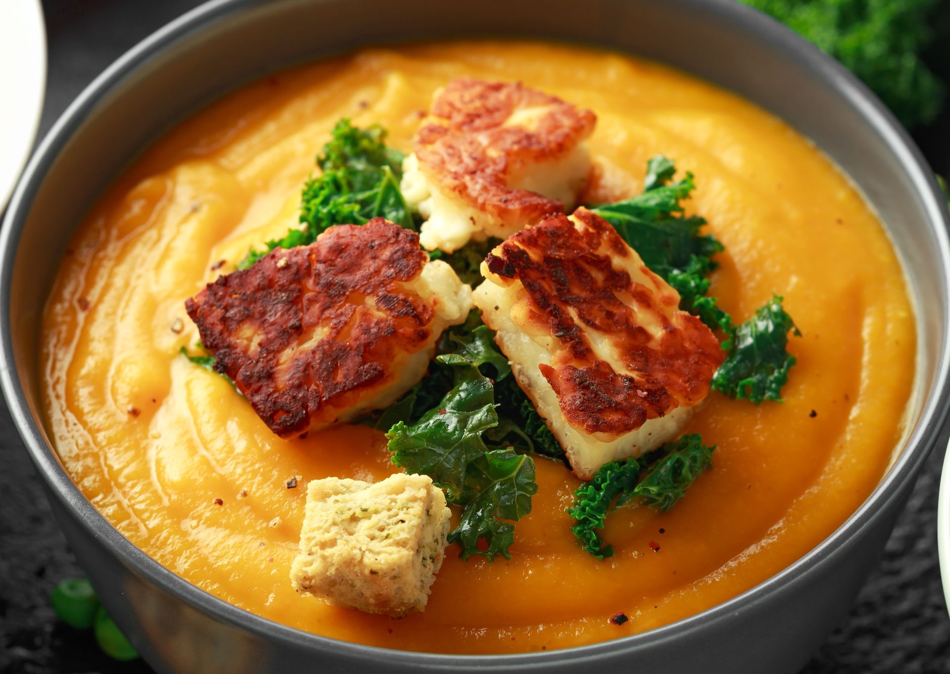 Do warzywnej zupy dorzucam śródziemnomorski ser. Od razu podkręca jej smak