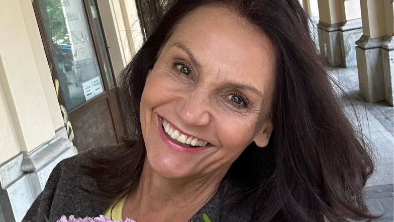 65-letnia Pieczyńska pręży się na skałach w kostiumie kąpielowym. Fanka: "Poproszę o przepis na taką figurę". Odpowiedziała