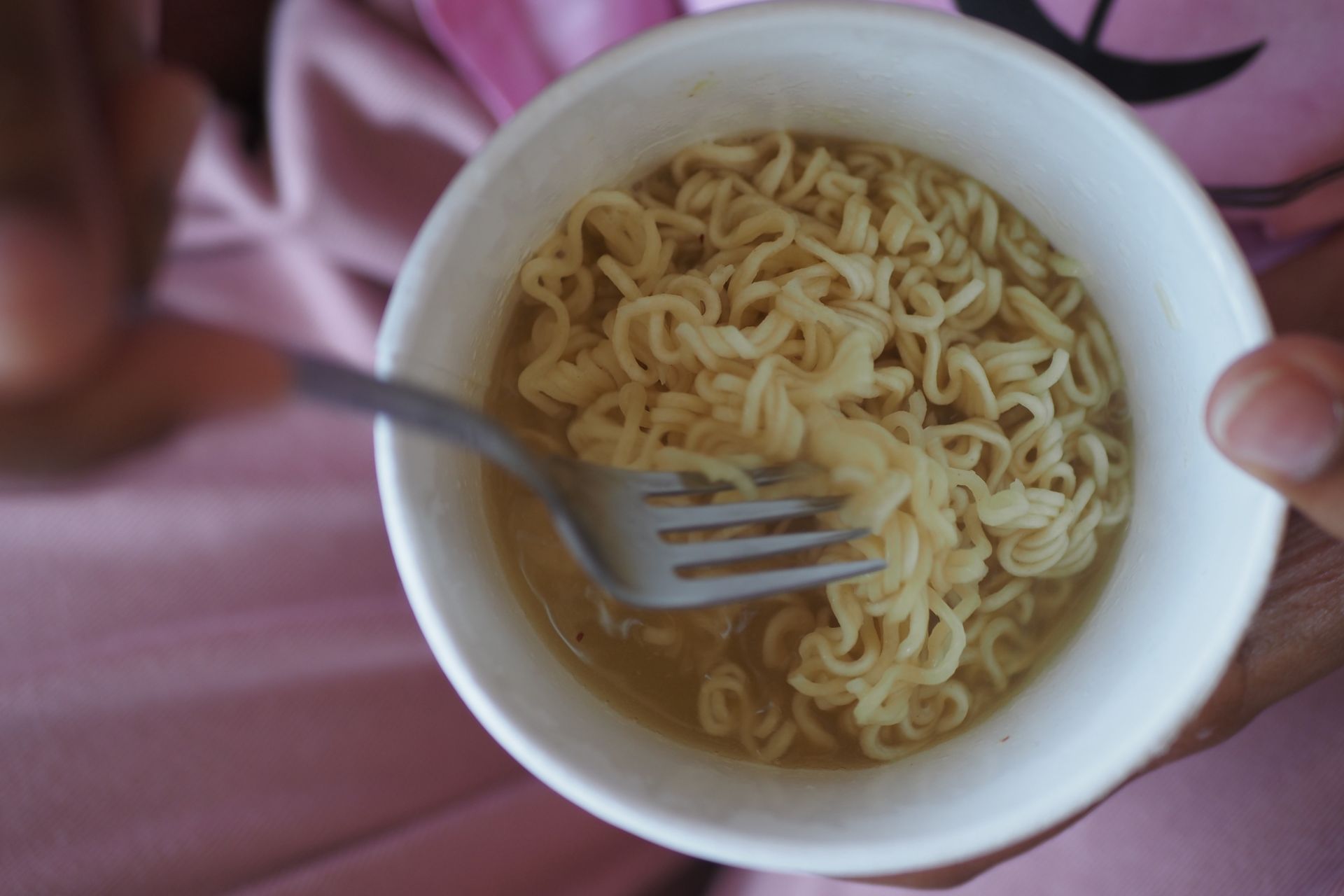 Powodują skoki glukozy i wyniszczają żołądek. Wiele osób wciąż się zajada, bo są tanie i łatwo dostępne