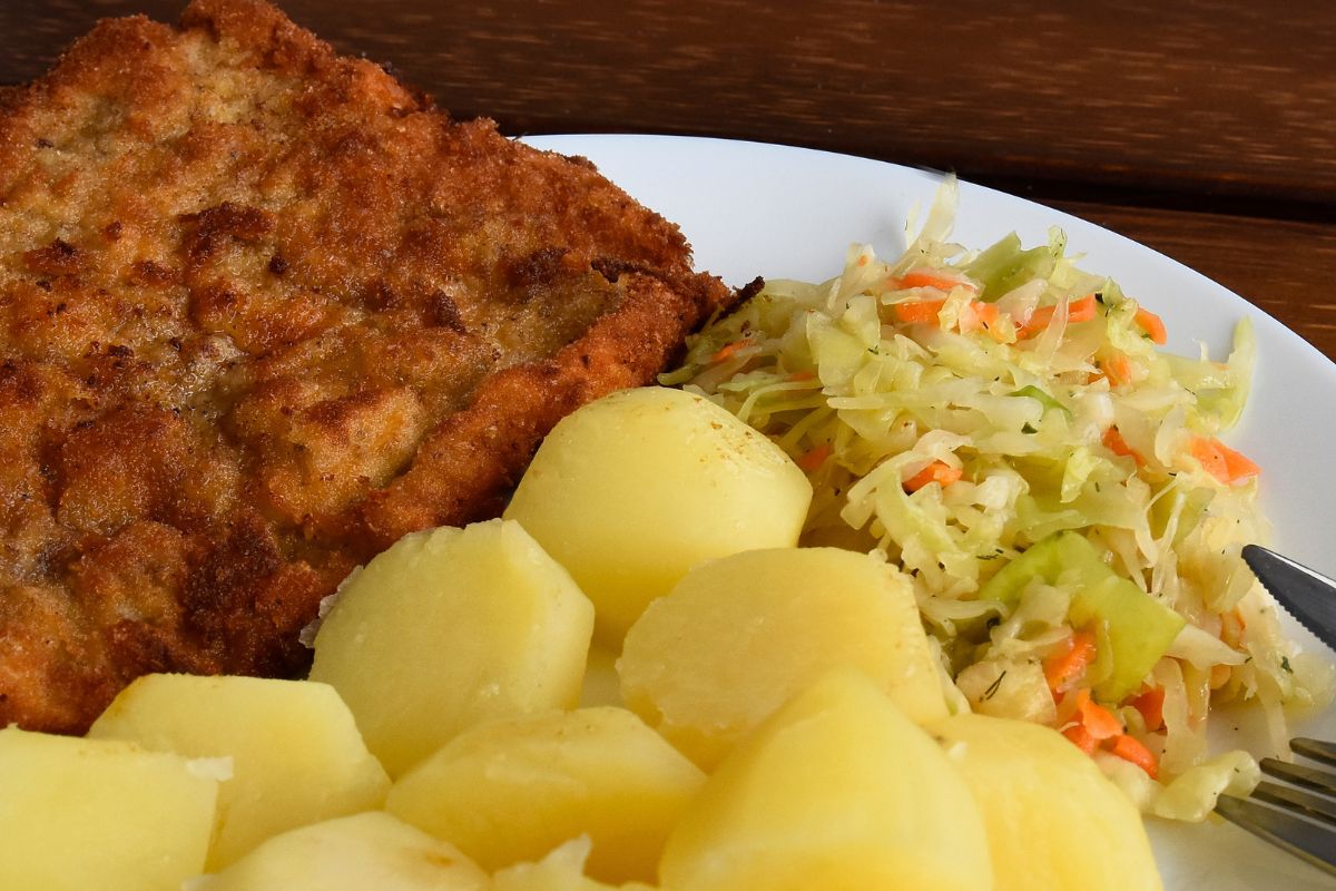 To najlepsza surówka do schabowego. Oklepany colesław może się przy niej schować