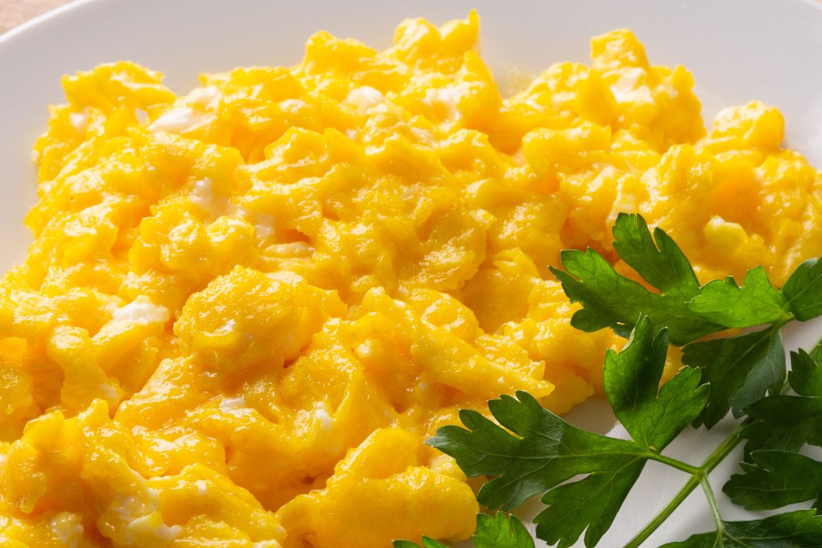 Dodaj choć odrobinę do jajecznicy. Będzie delikatna i wyjątkowo kremowa